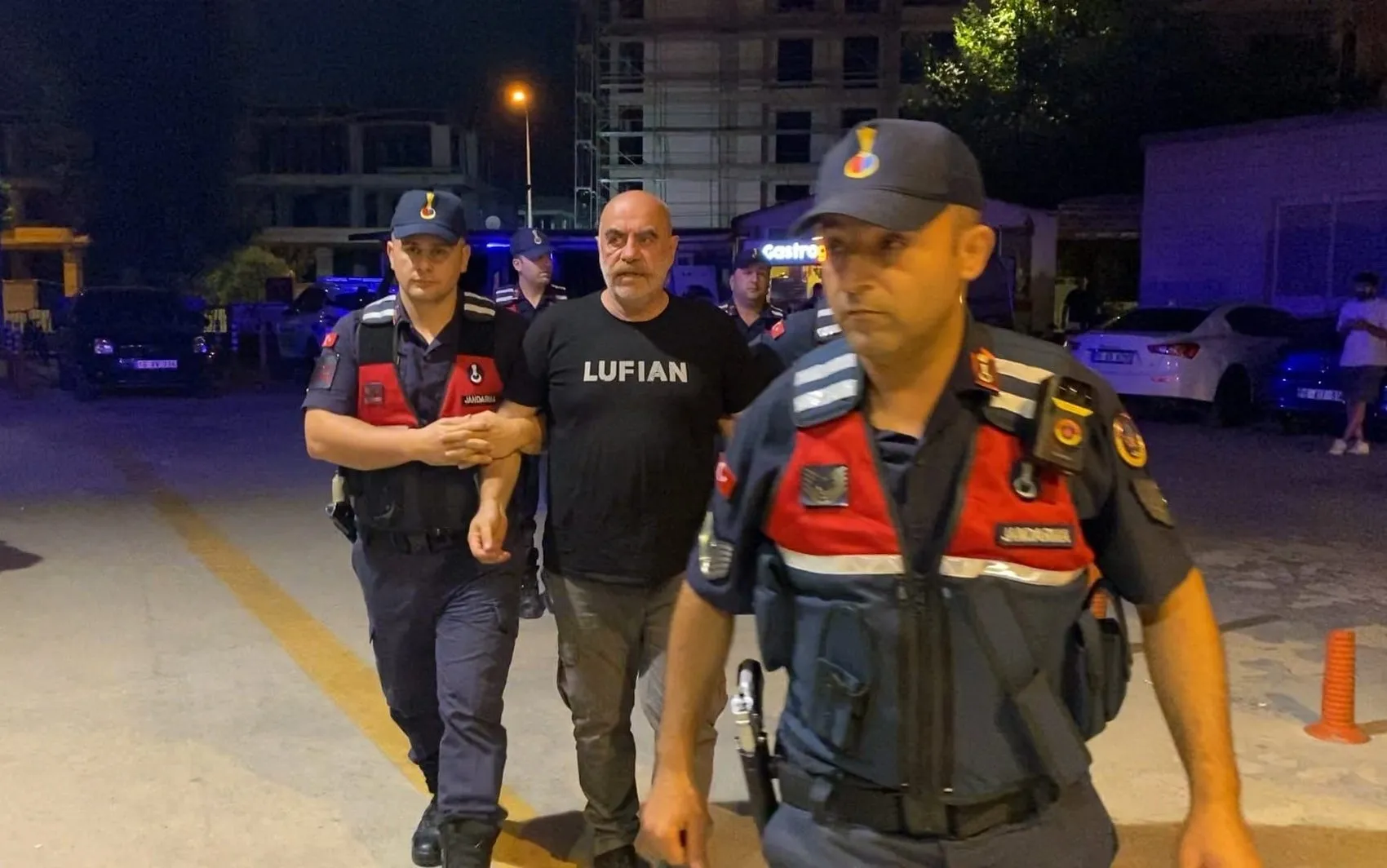 Yönetmen Ezel Akay evine düzenlenen operasyonla gözaltına alındı