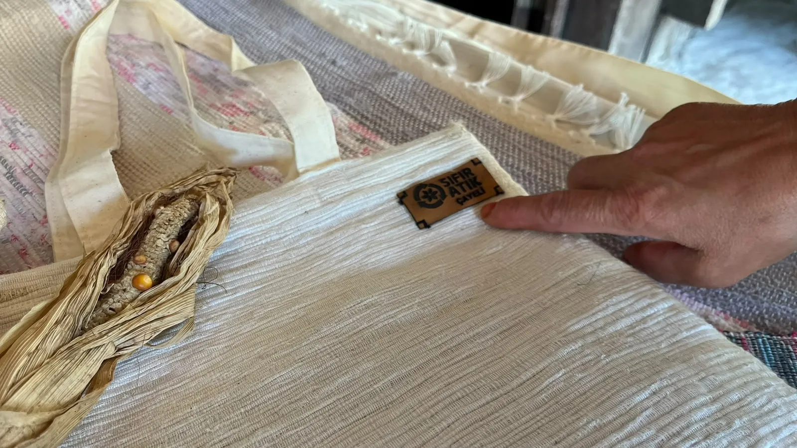 Atık poşetleri dokuma tezgahında sanata dönüştürüyor