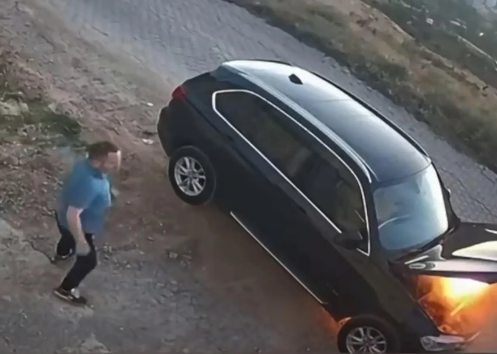 Muş'ta seyir halindeki araç bir anda alev topuna döndü