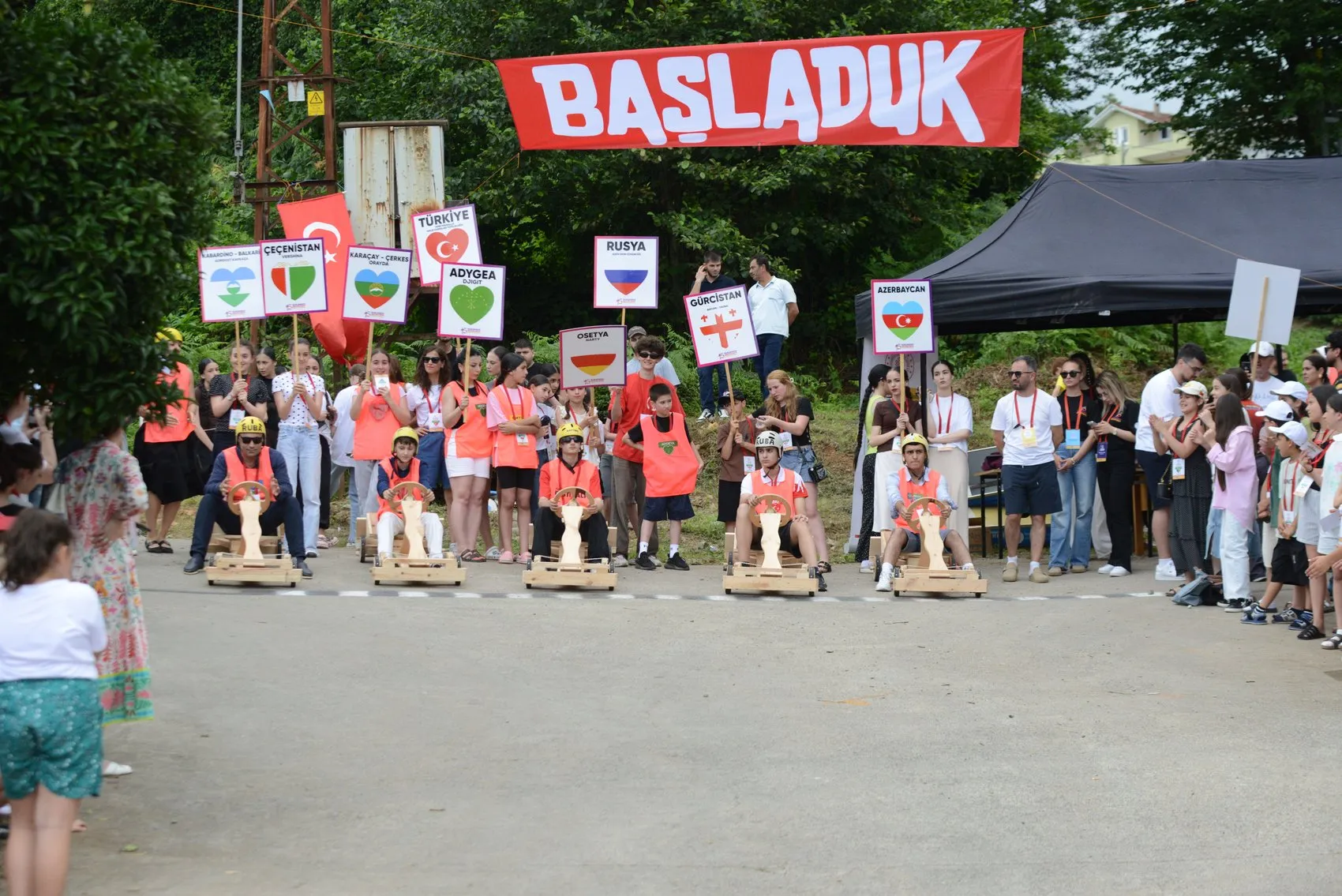 Rize’de tahta arabalarla uluslararası hız mücadelesi