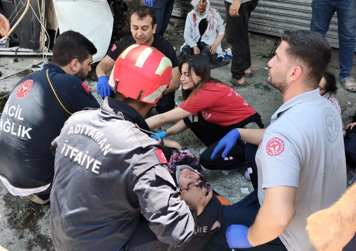 Adıyaman yolunda ticari araç direğe çarptı