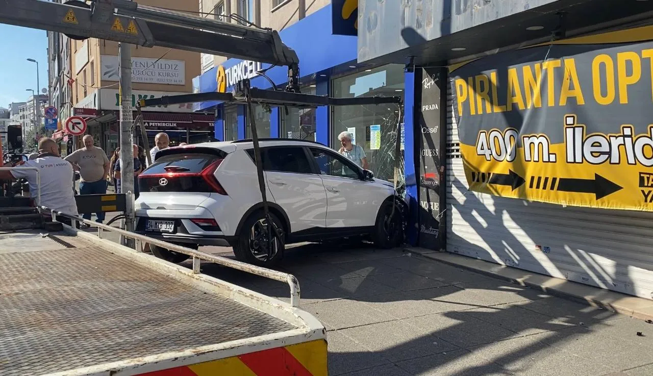 Gaziosmanpaşa’da kontrolden çıkan cip dükkana daldı
