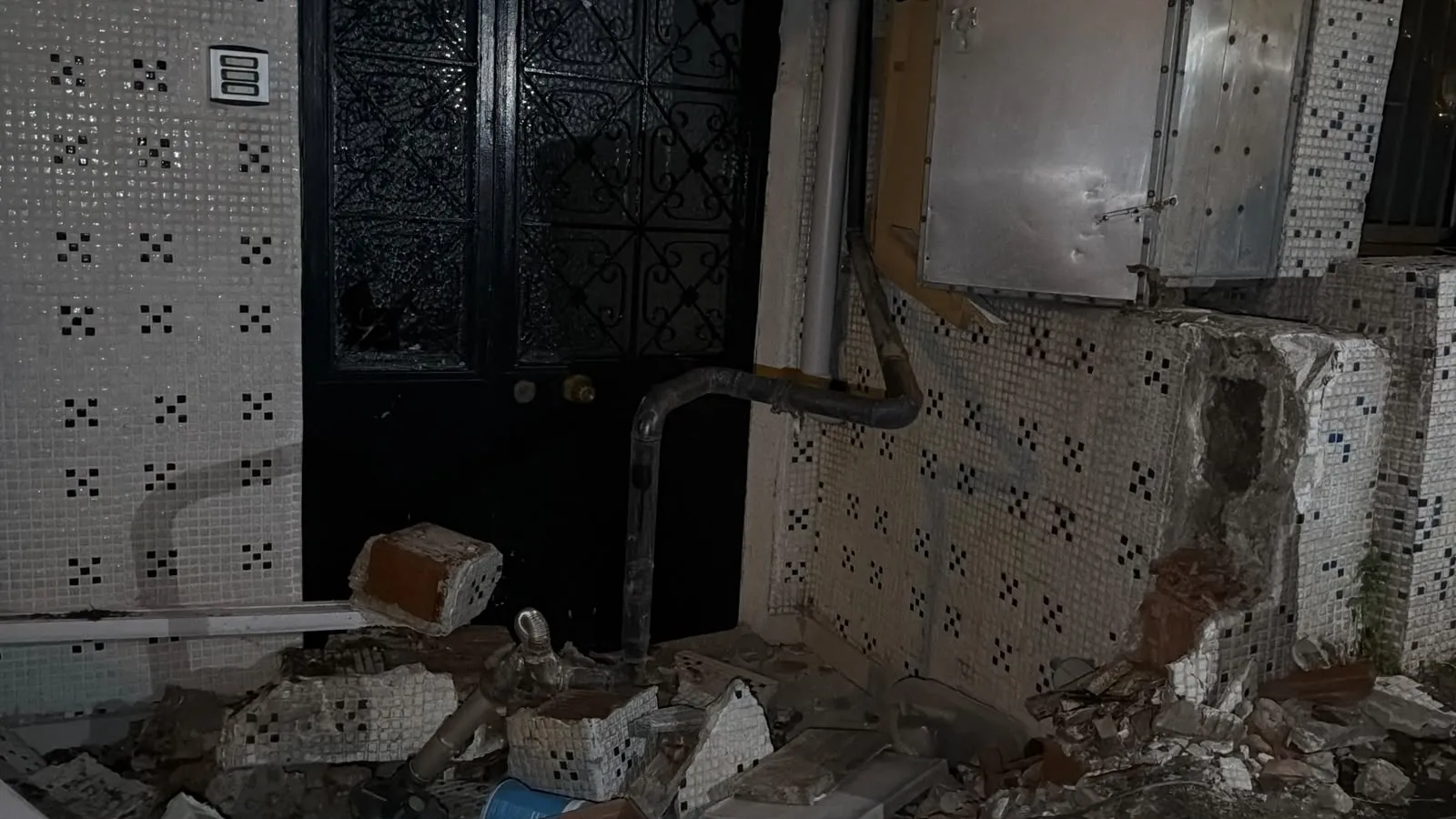 Gaziosmanpaşa’da kontrolden çıkan otomobil mahalleyi ayağa kaldırdı