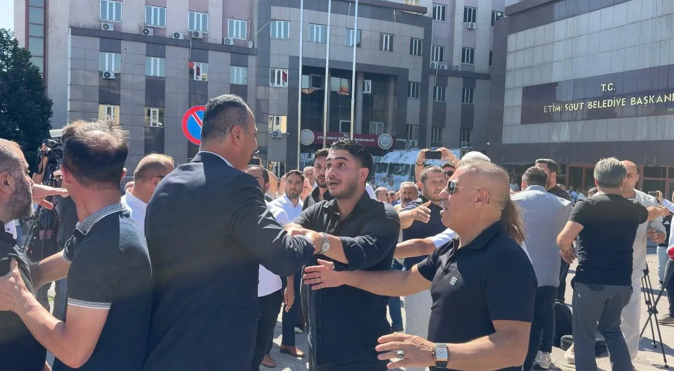 Etimesgut Belediyesi'ne şafak operasyonu