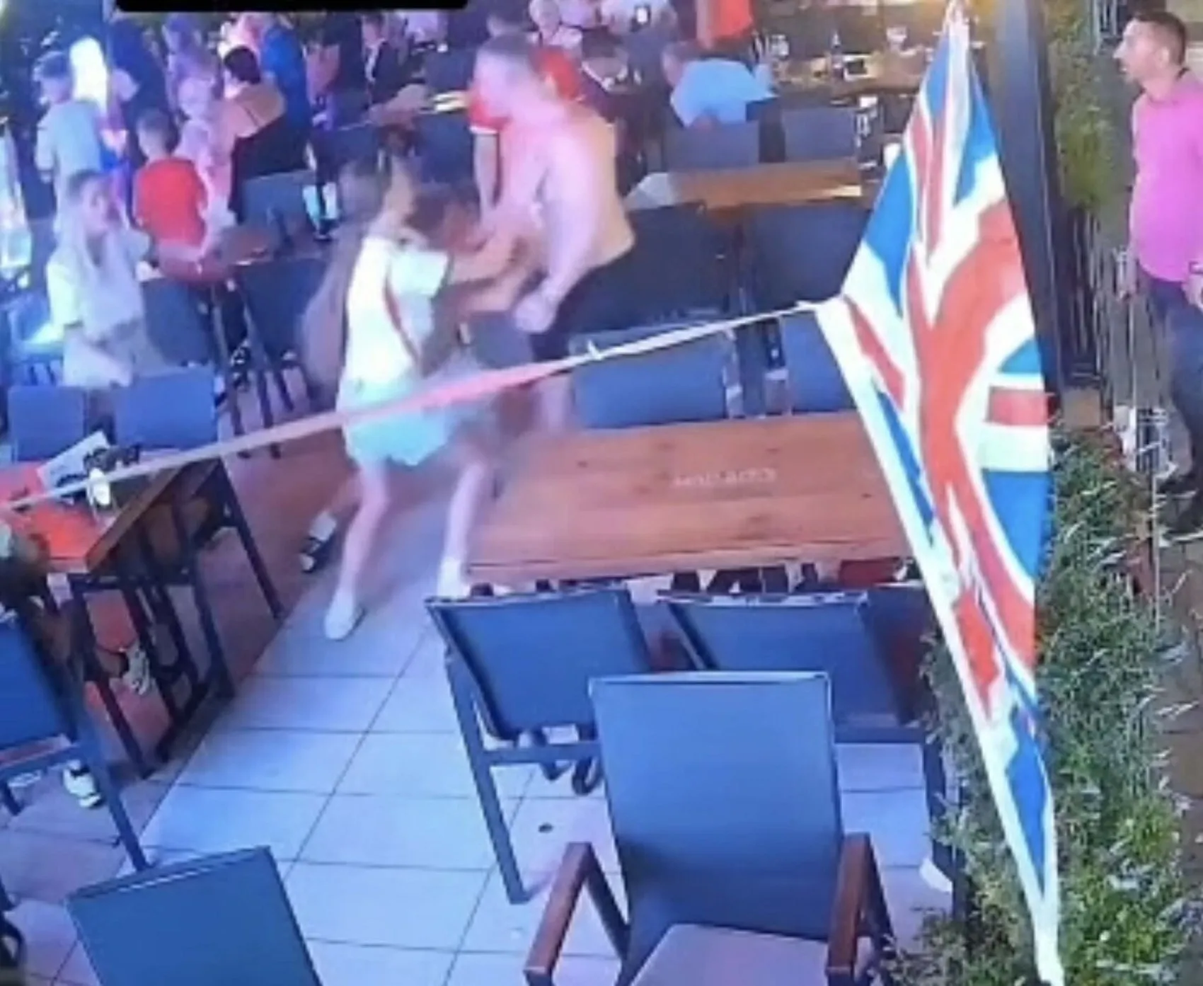 Marmaris tatilinde restoranda şiddet anları kameraya yansıdı