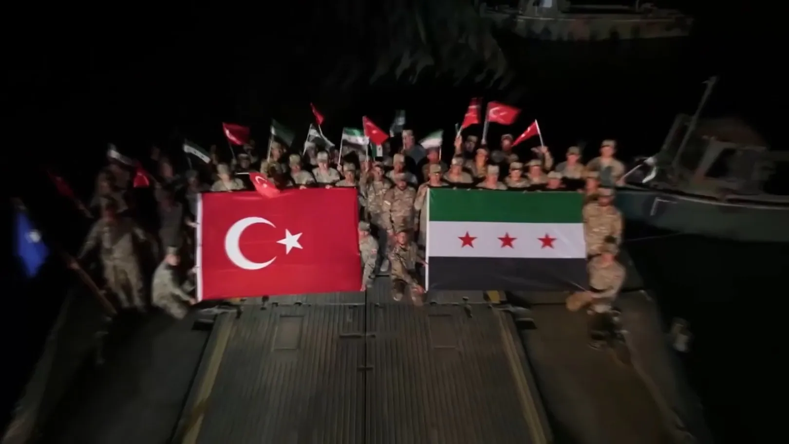 Mehmetçik Fırat Nehri üzerinde dev köprüyü tamamladı