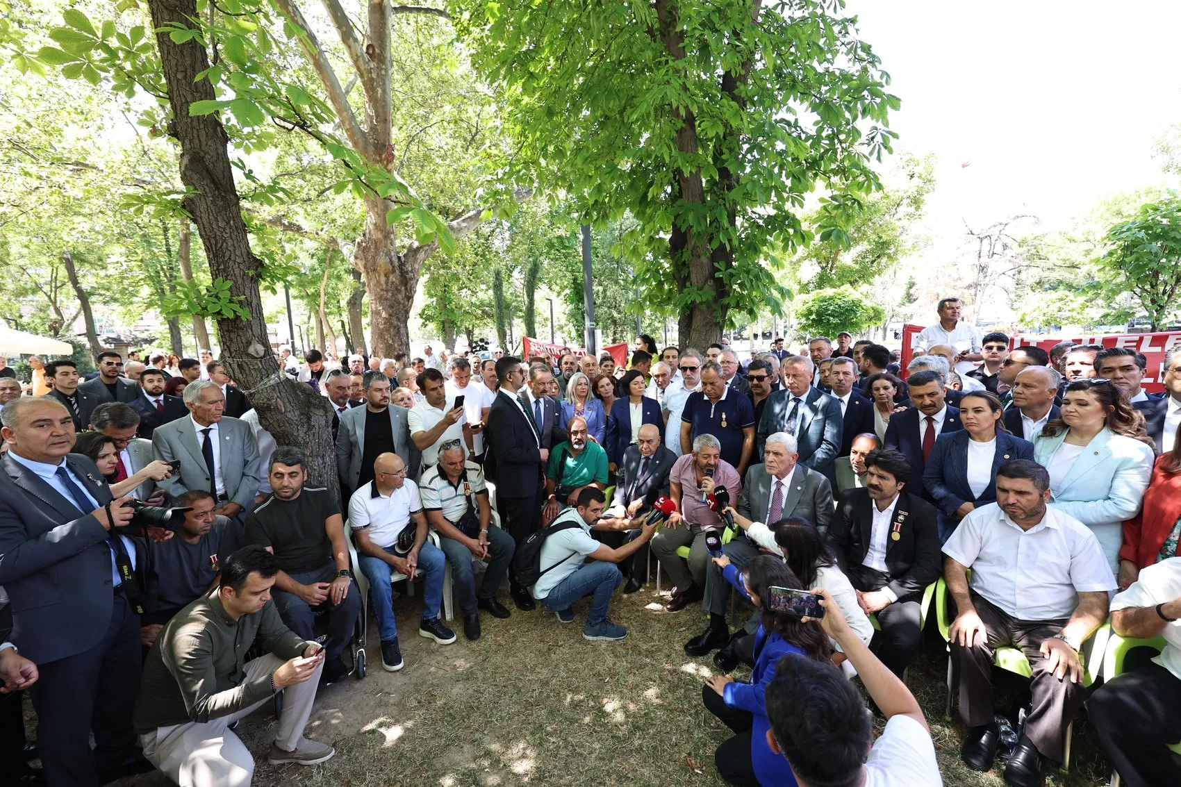 Dervişoğlu Güvenpark'ta şehit yakınları ve gazilerin hak mücadelesine katıldı