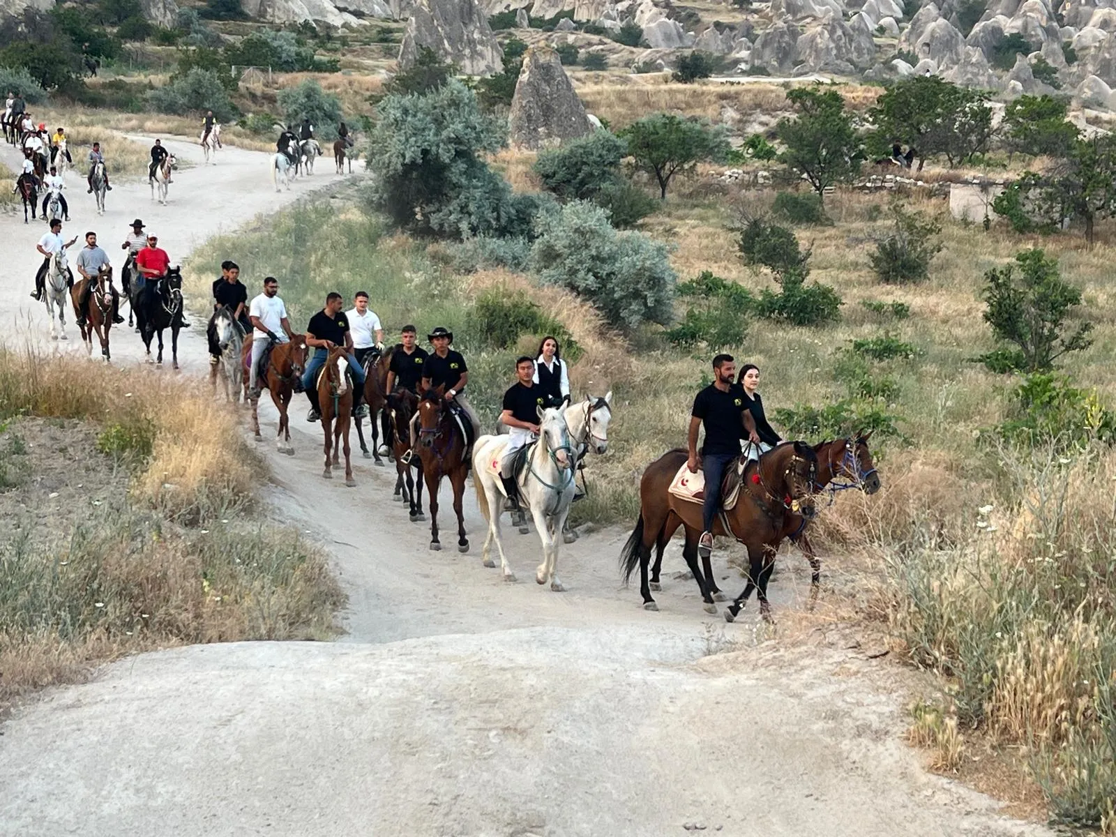 Kapadokya semalarında balonlar atlı gezintiye eşlik etti