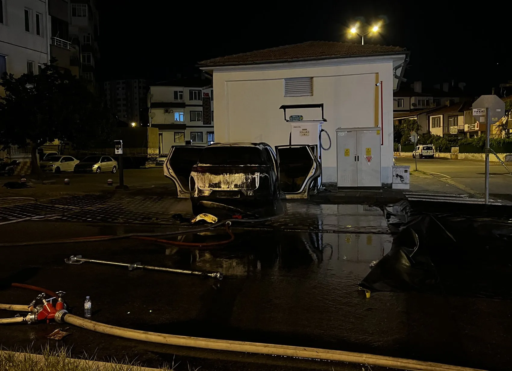 Kayseri'de şarj olan elektrikli otomobil alev topuna döndü