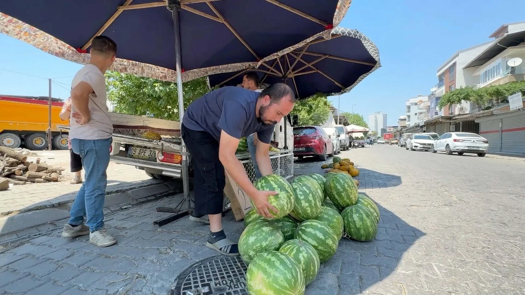Aydın'da yol kavgası Sürücü pazar tezgahını otomobiliyle ezdi