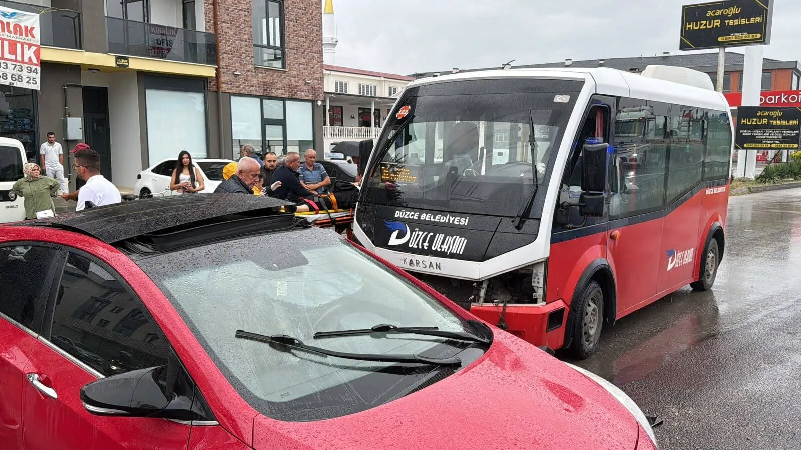Düzce'de midibüs ile otomobil çarpıştı 5 kişi yaralandı