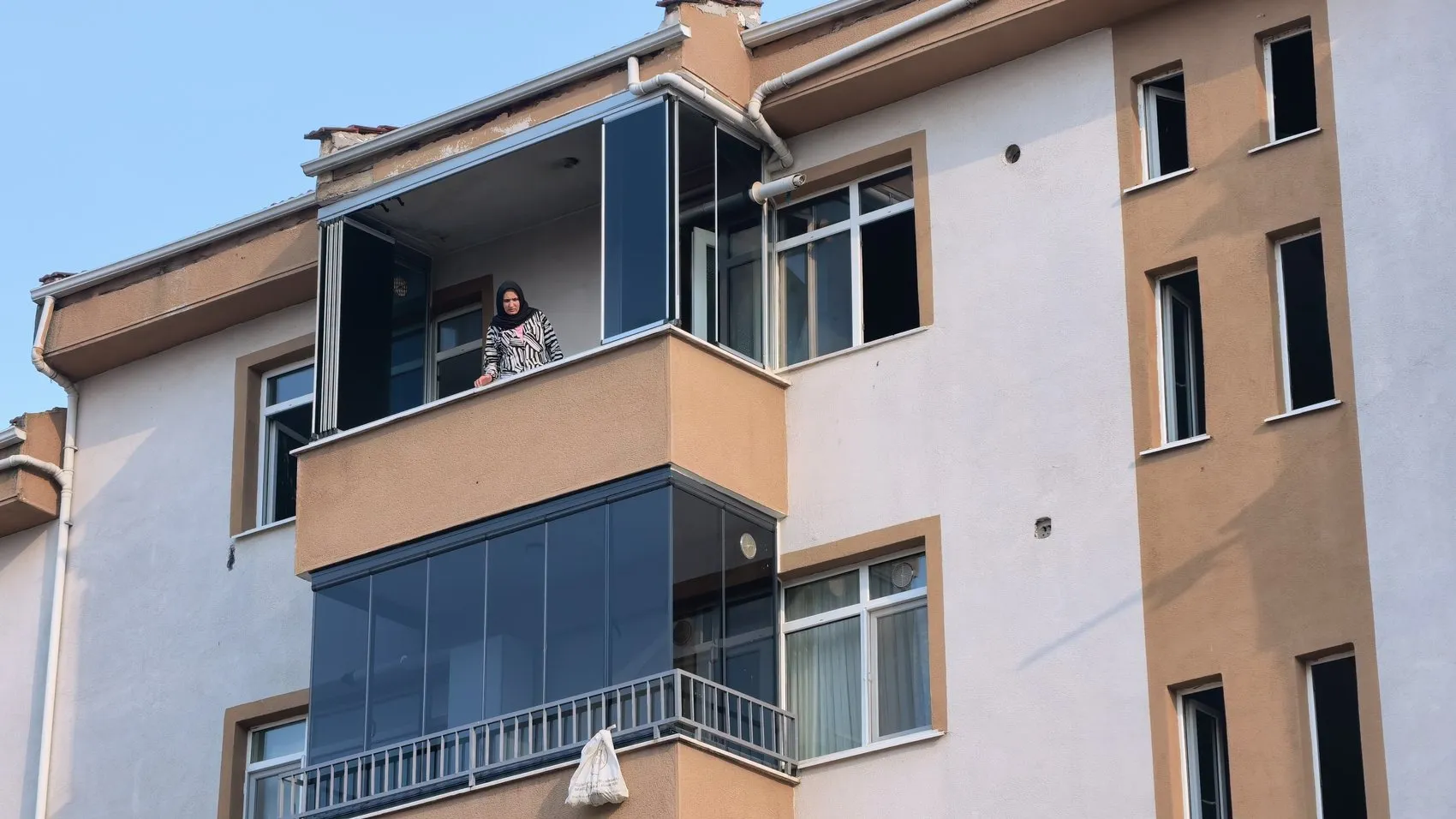 İnegöl'de yanan evdeki kedilere itfaiye ekipleri kalp masajı yaptı