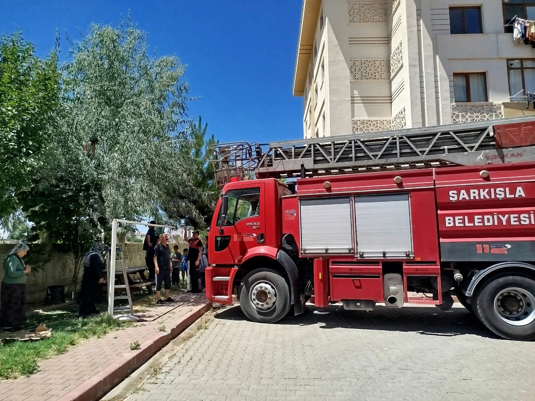Sivas'ta ağaçta mahsur kalan çocuk itfaiye yardımıyla kurtarıldı