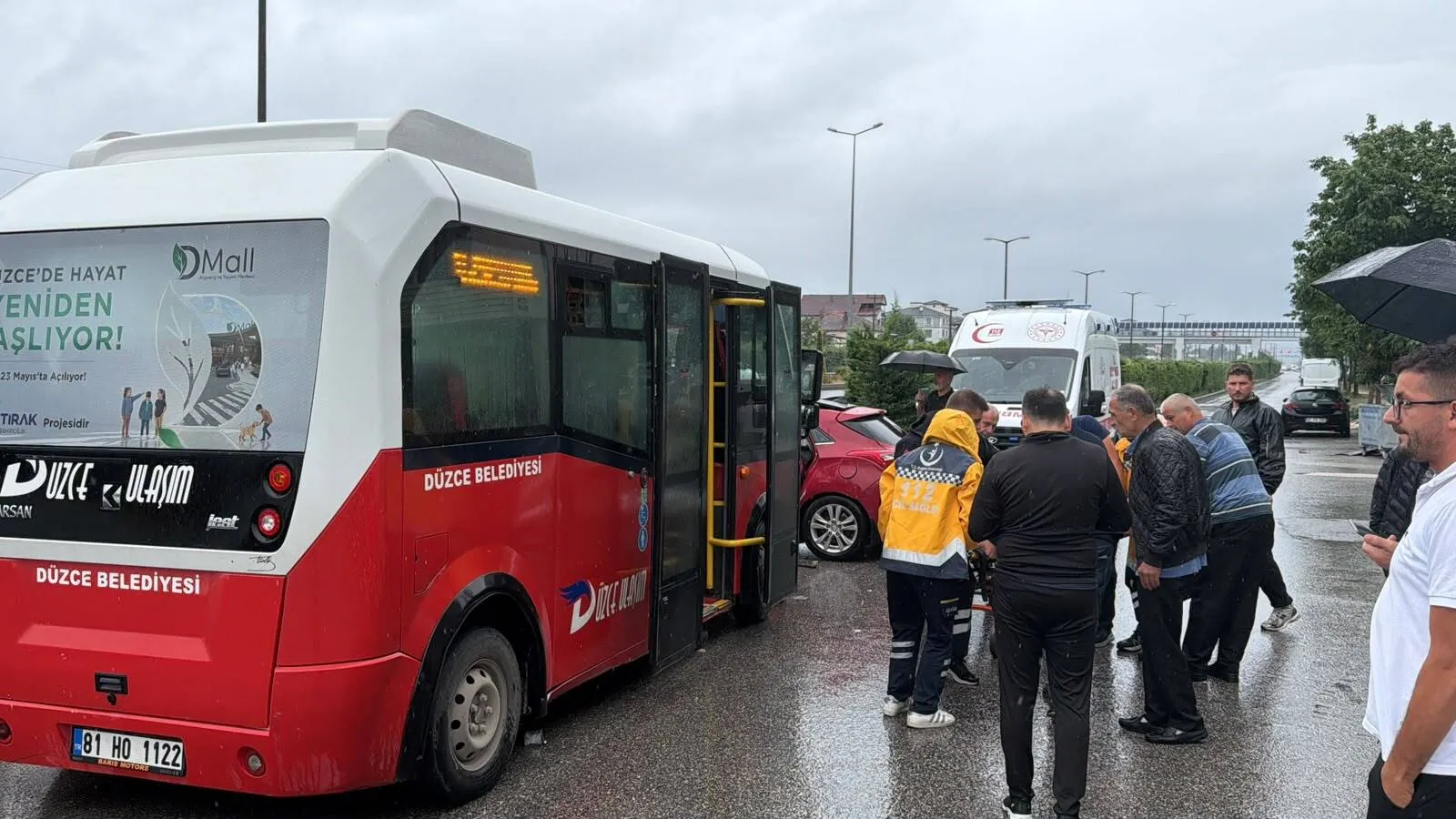 Düzce'de midibüs ile otomobil çarpıştı 5 kişi yaralandı