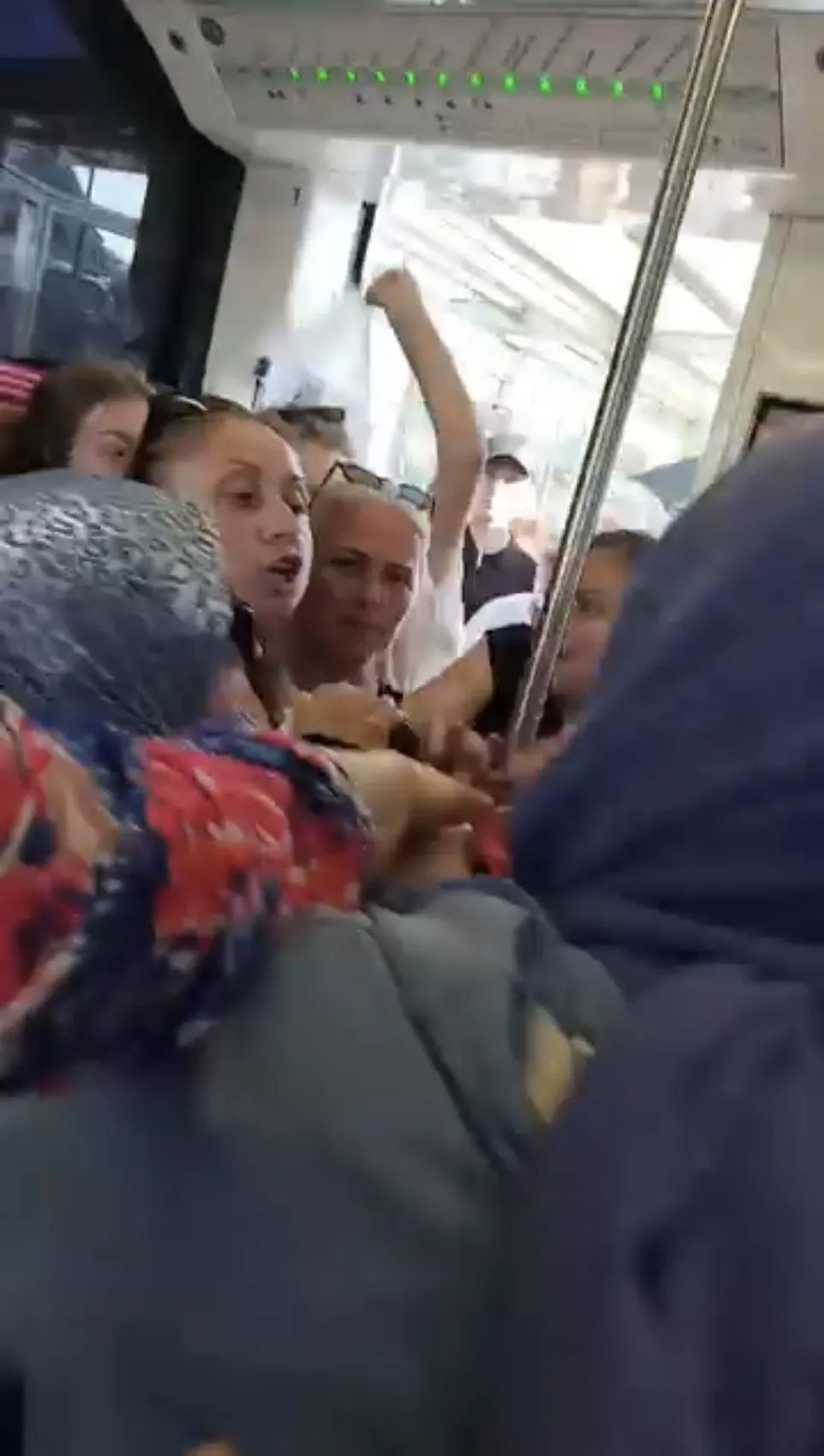 Tramvayda koltuk kavgası Çocuklar yüzünden ortalık karıştı