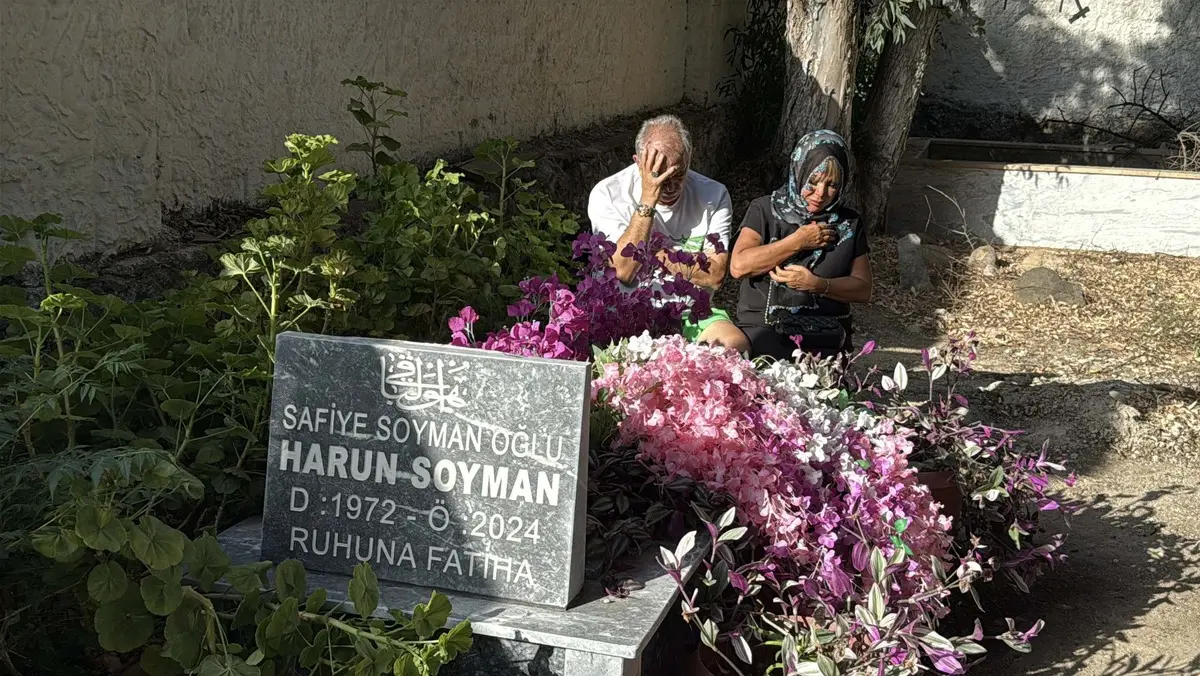 Safiye Soyman oğlunun mezarı başında gözyaşlarına boğuldu! Oğlumun ruhu bu kedide 2