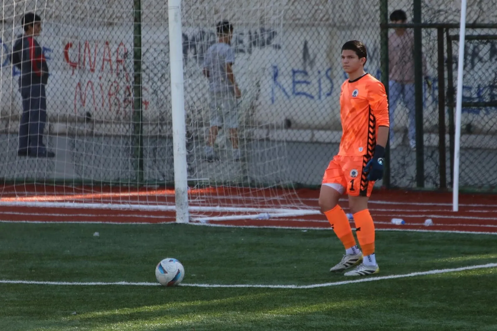 Menemen FK altyapısından çıkan genç kaleciyle profesyonel sözleşme imzaladı