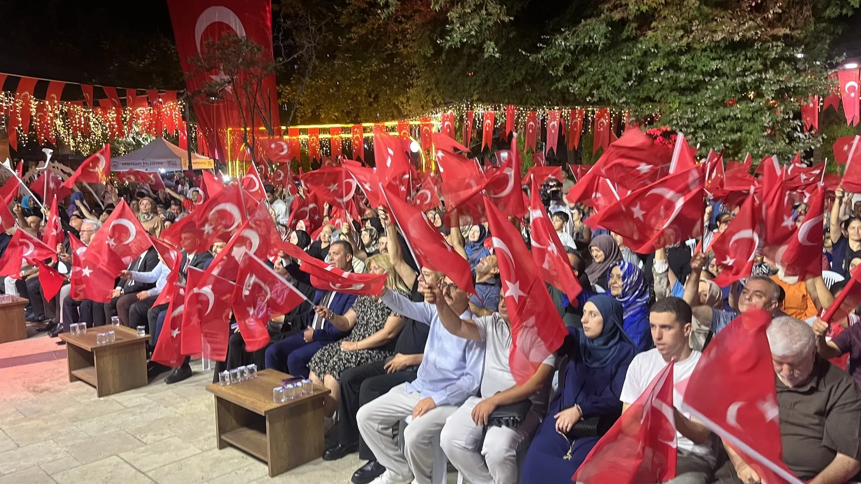 Kağıthane meydanında demokrasi nöbeti tutuldu