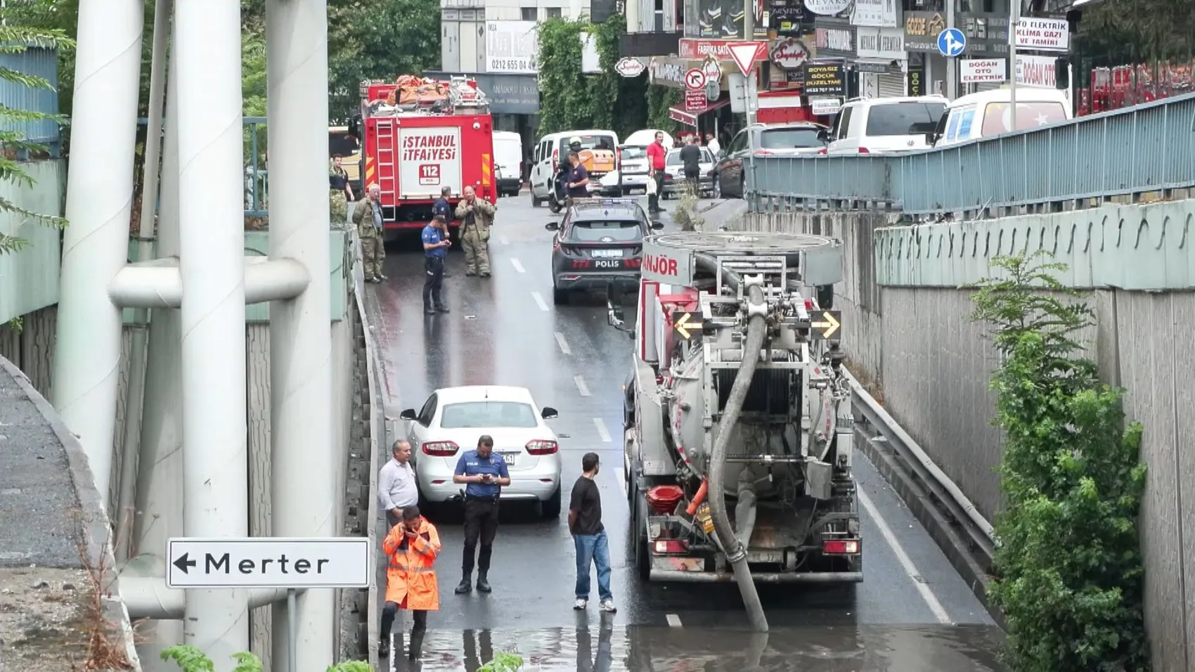 Güngören’de sağanak trafiği kilitledi