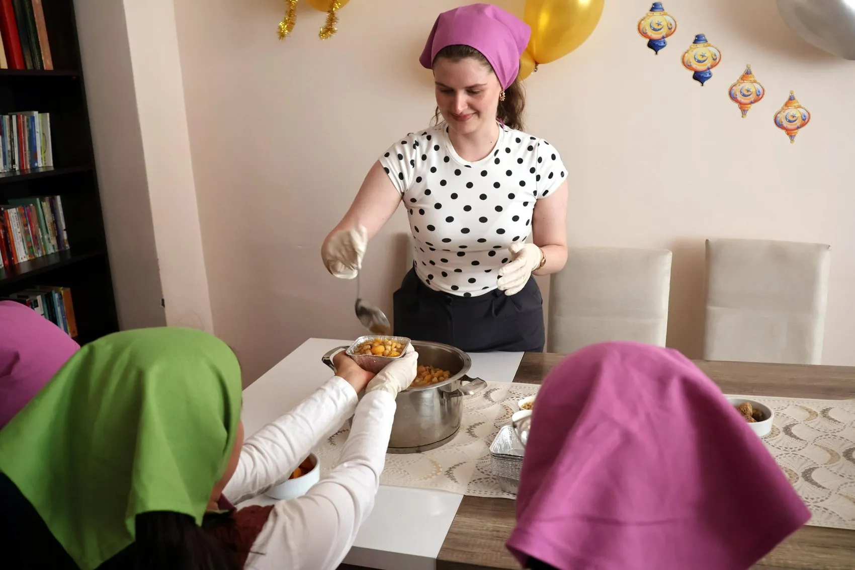 Erzurumdaki çocuklar aşure kazanının başına geçti