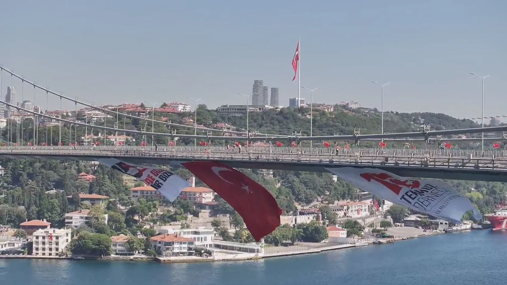 15 Temmuz yürüyüşü köprüde gerçekleşti