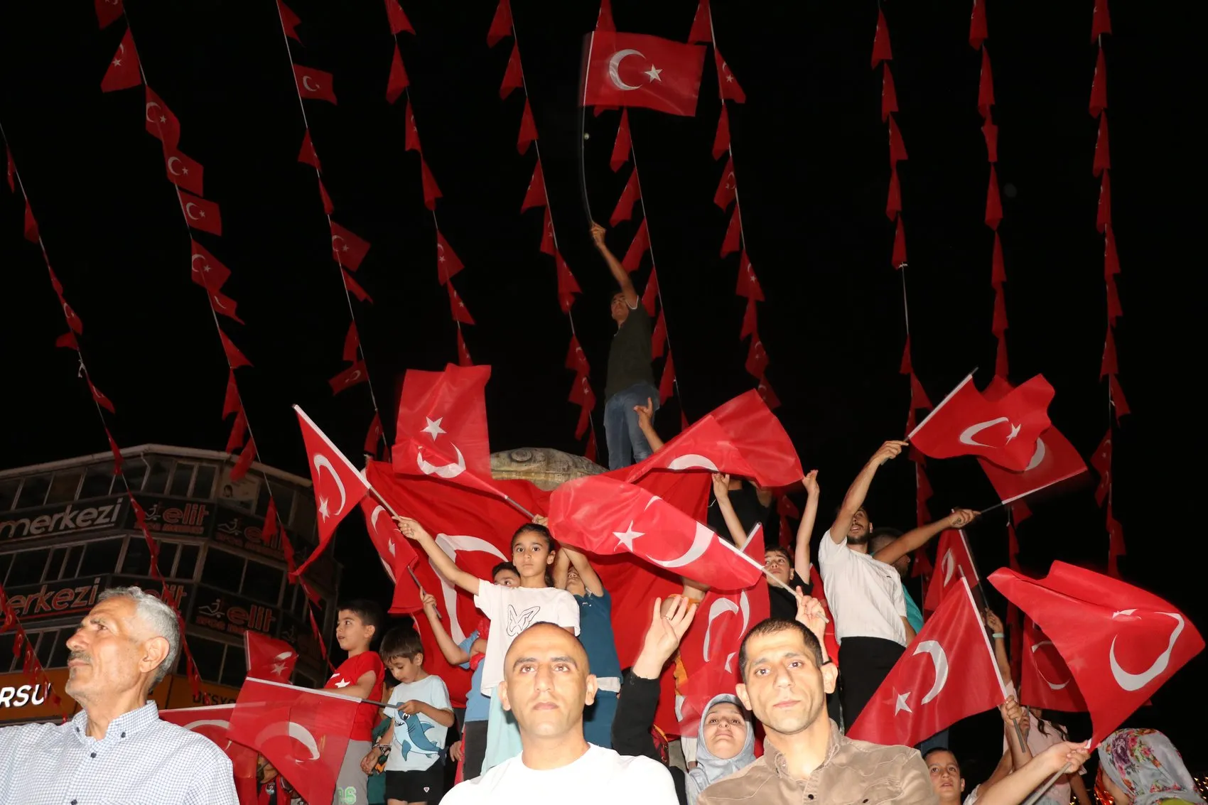 Vanlılar 15 Temmuz anması için meydanlara indi