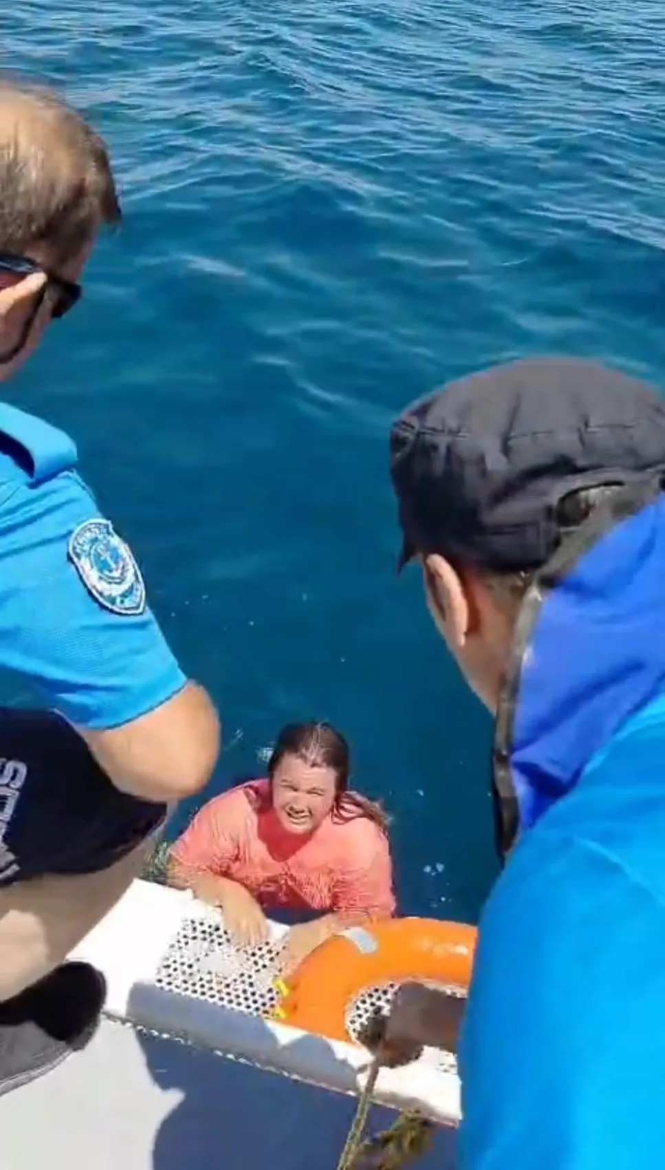 Kuşadası açıklarında akıntıya kapılan kadın son anda kurtarıldı