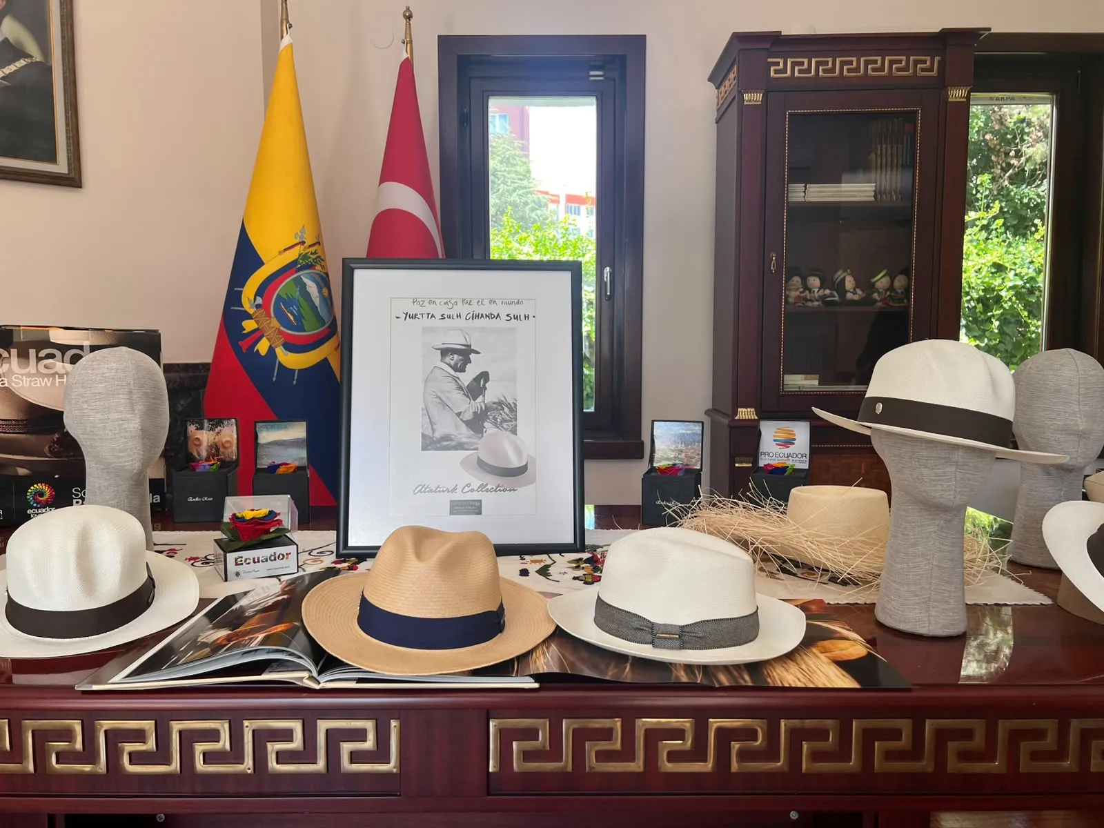 Ekvador Büyükelçisi’nden Atatürk’e Şapka Selamı