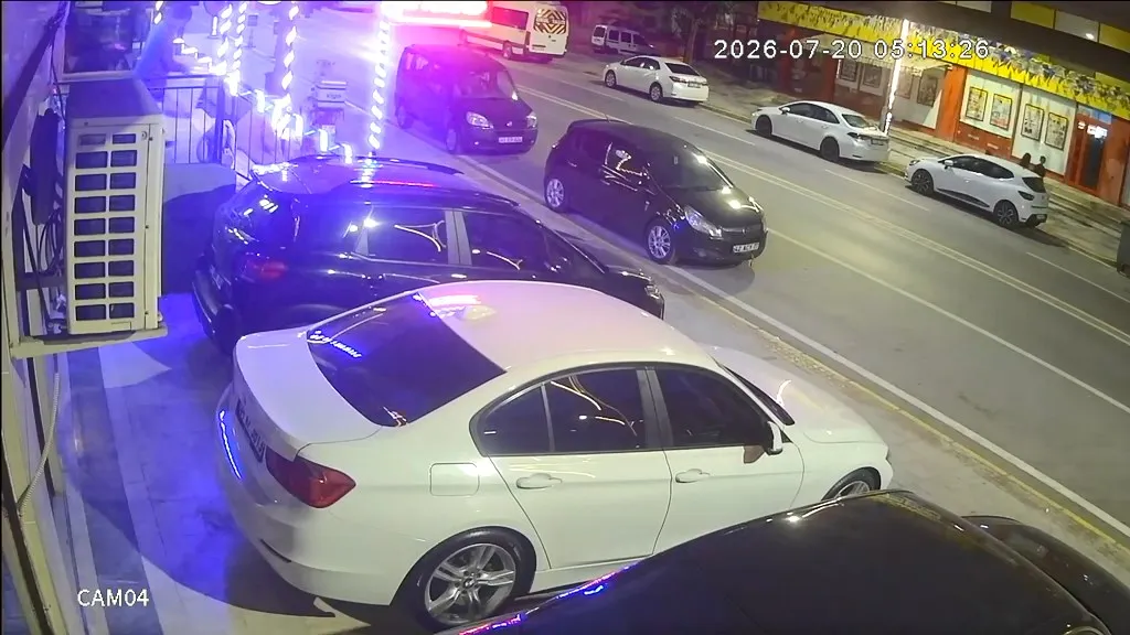 Kocaeli’de petshopun mama kutusunu sabahın köründe çaldılar