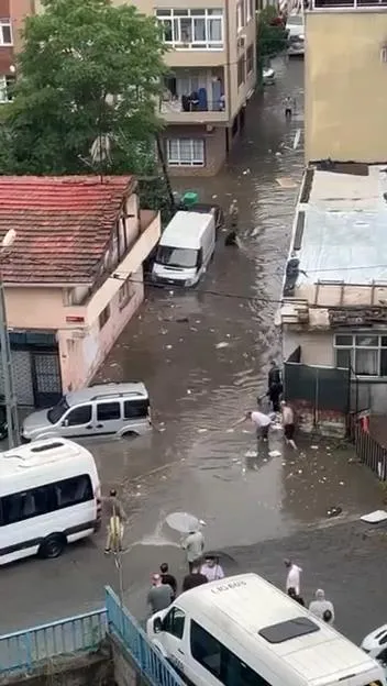 Kağıthane'de ani sağanak hayatı felç etti