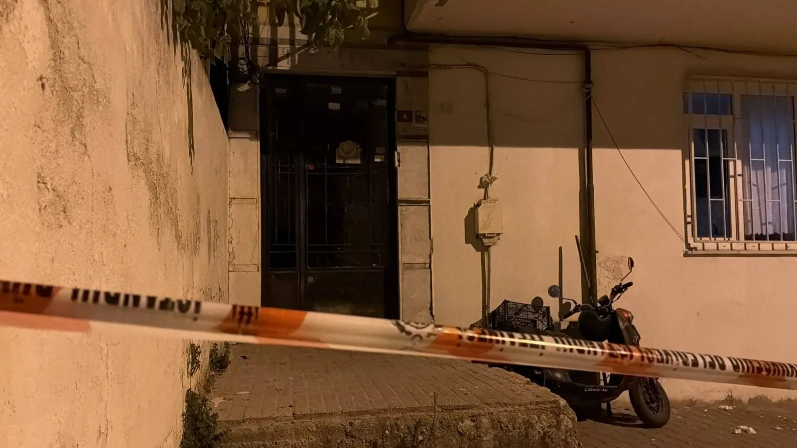 Üsküdar’da aniden çöken balkon sonrası bina mühürlendi