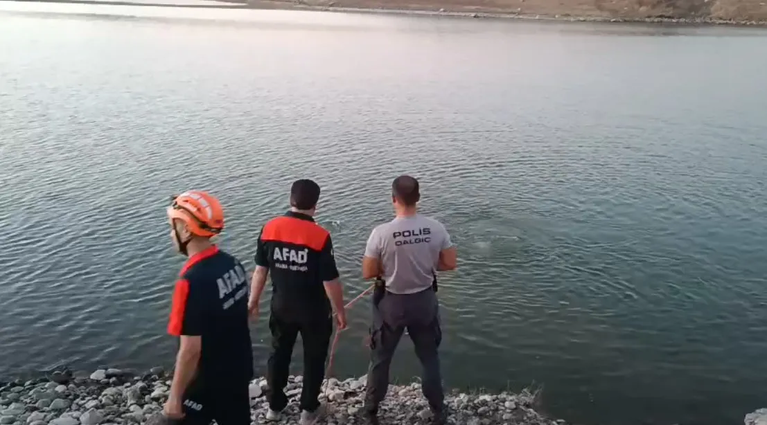 Elazığ’da baraj gölüne giren gençten acı haber geldi
