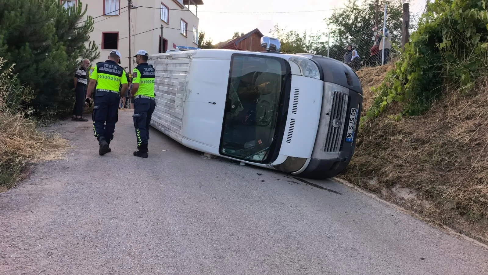 İnegöl yolunda tarım işçilerini taşıyan minibüs devrildi