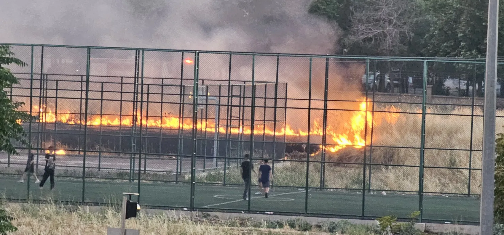 Diyarbakır'da yangın paniğine rağmen maçtan vazgeçmediler