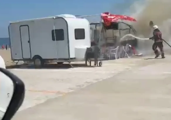 Karasu'da park halindeki karavan küle döndü