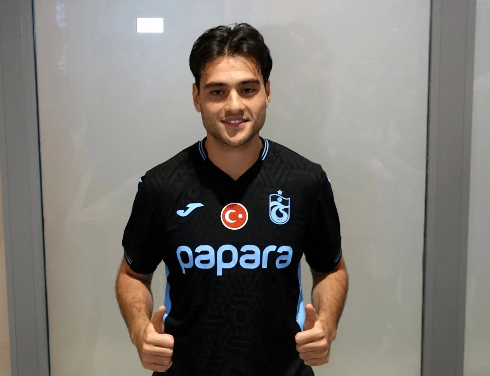 Trabzonspor’un yeni yıldızı Aral Şimşir şehre ayak bastı