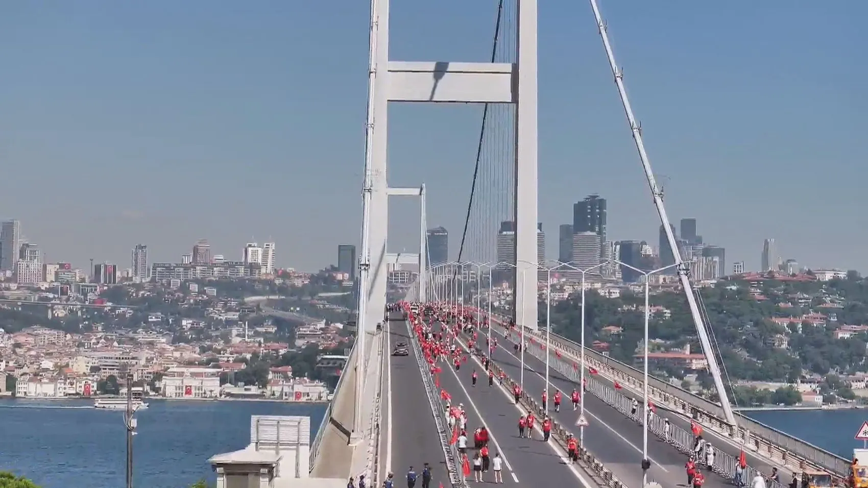 15 Temmuz yürüyüşü köprüde gerçekleşti