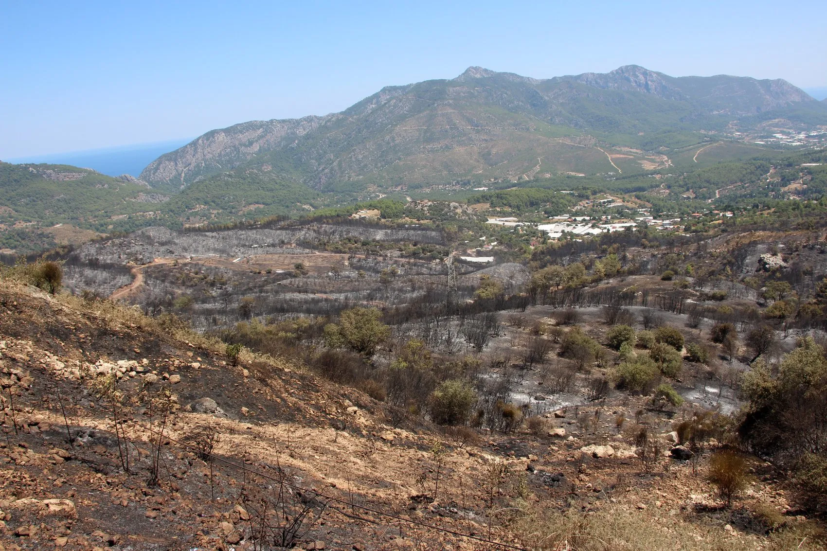 Kumluca yangınında emekli itfaiyeci kendi mücadelesiyle evini kurtardı