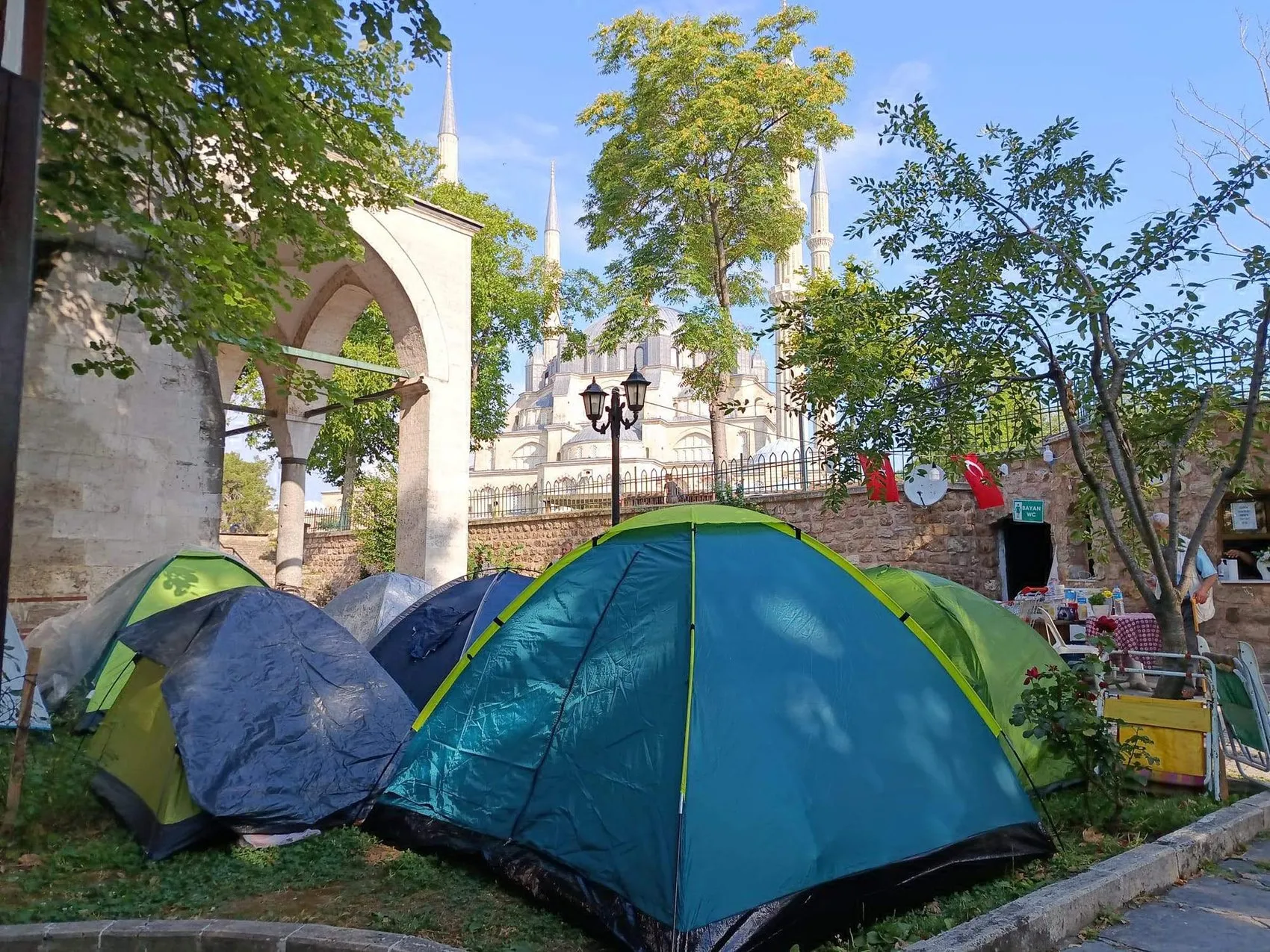 Kırkpınar tutkunları otel bulamayınca çadırlarını cami avlusuna kurdu