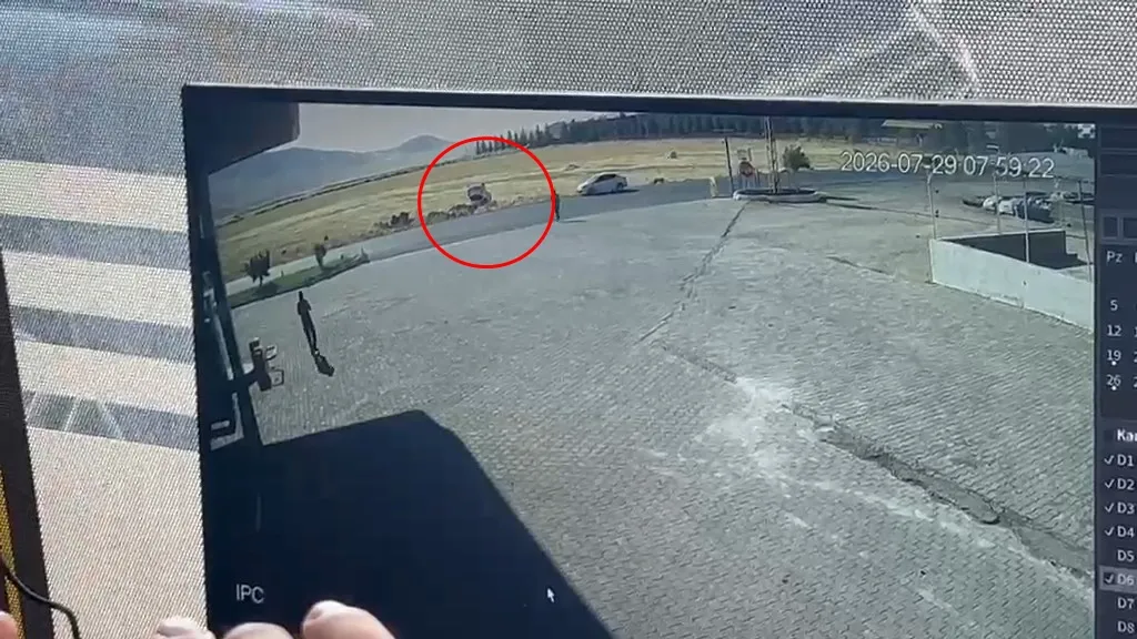 Derik'te korkutan kaza anı güvenlik kamerasına yansıdı