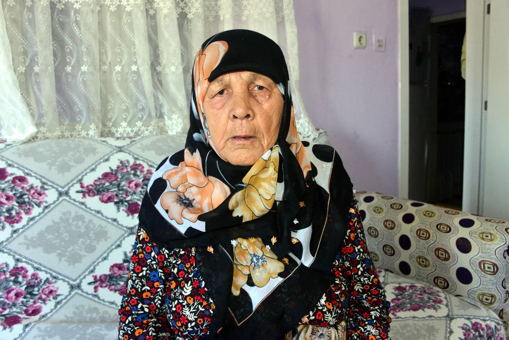 Komşusunu bıçakla yaralayıp altınını çaldı