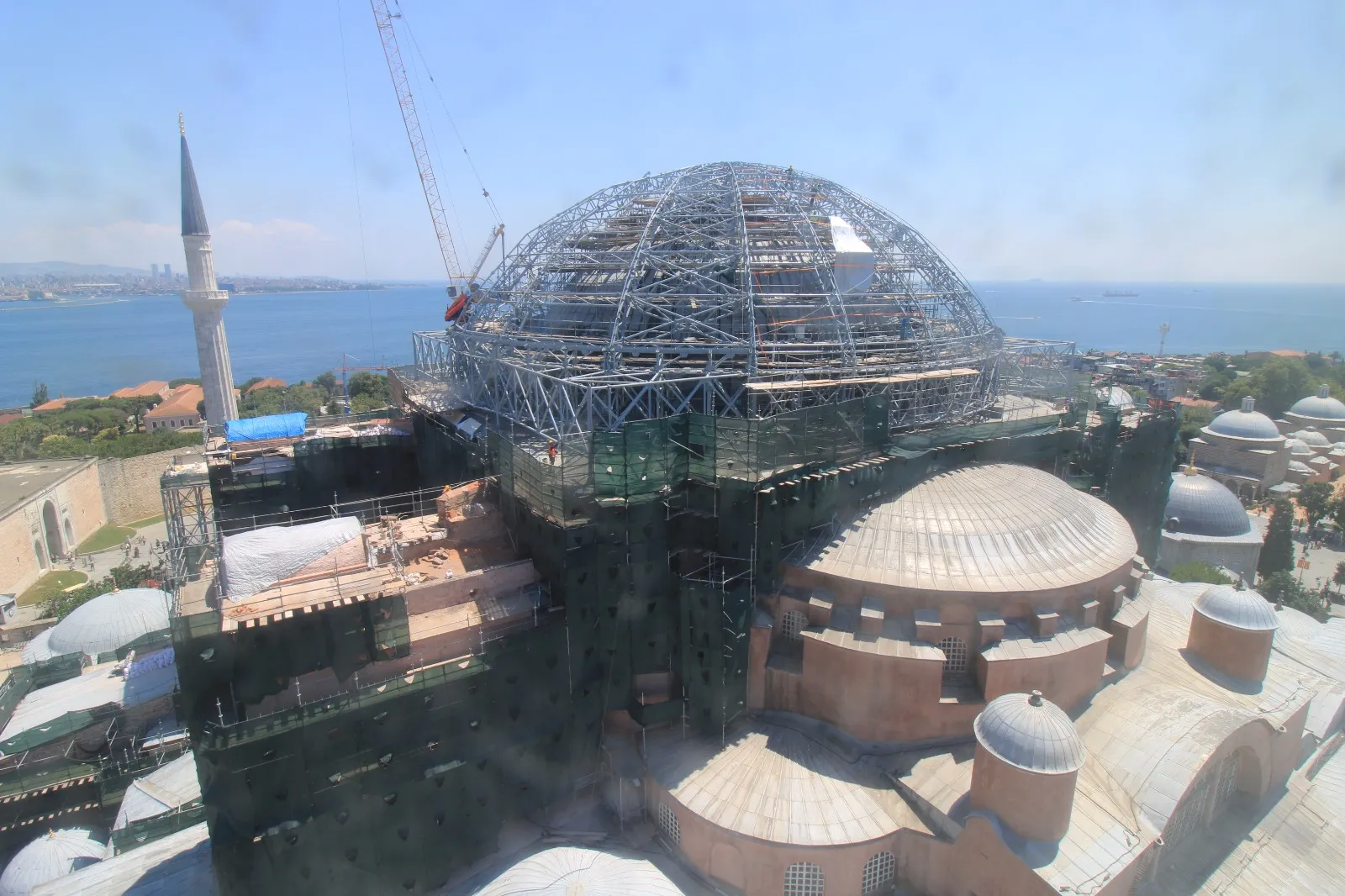 Ayasofya’nın kubbesi restorasyon için dev bir koruma kalkanına alınıyor