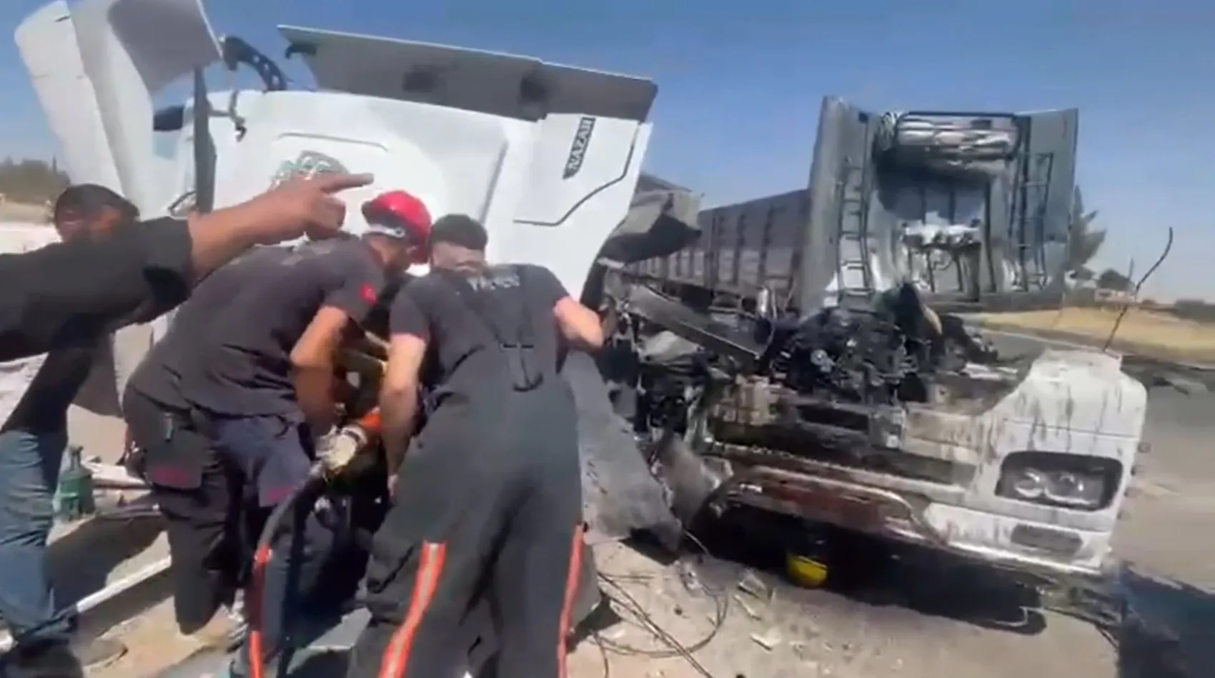 Viranşehir kara yolunda kamyona çarpan TIR'ın kabini koptu