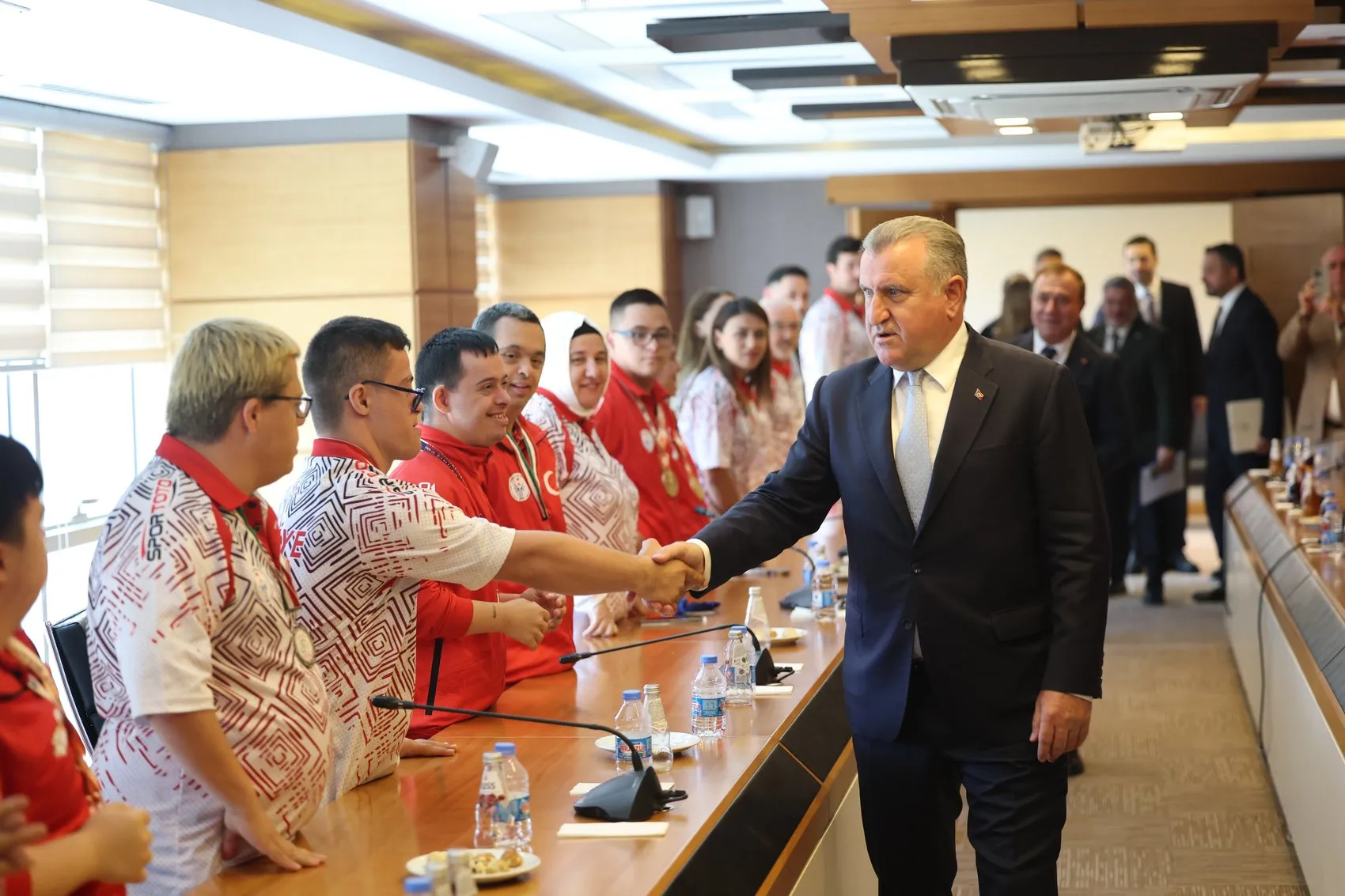 Madalyaları toplayan özel sporcular Bakan Bak ile buluştu