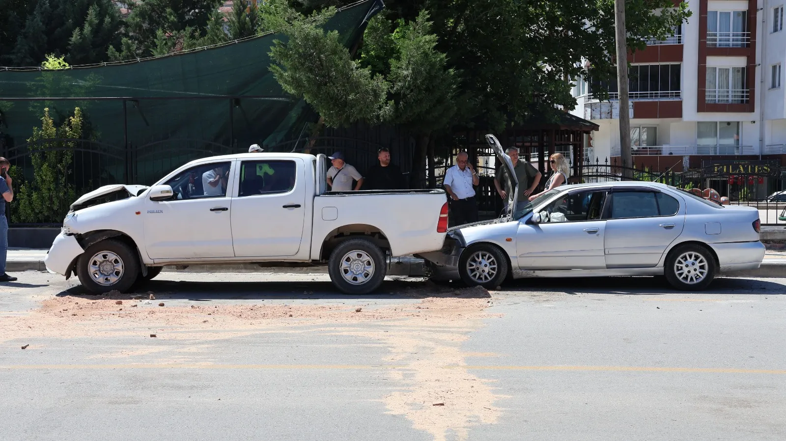 Amasya'da hastaneye giderken park halindeki araçlara çarptı