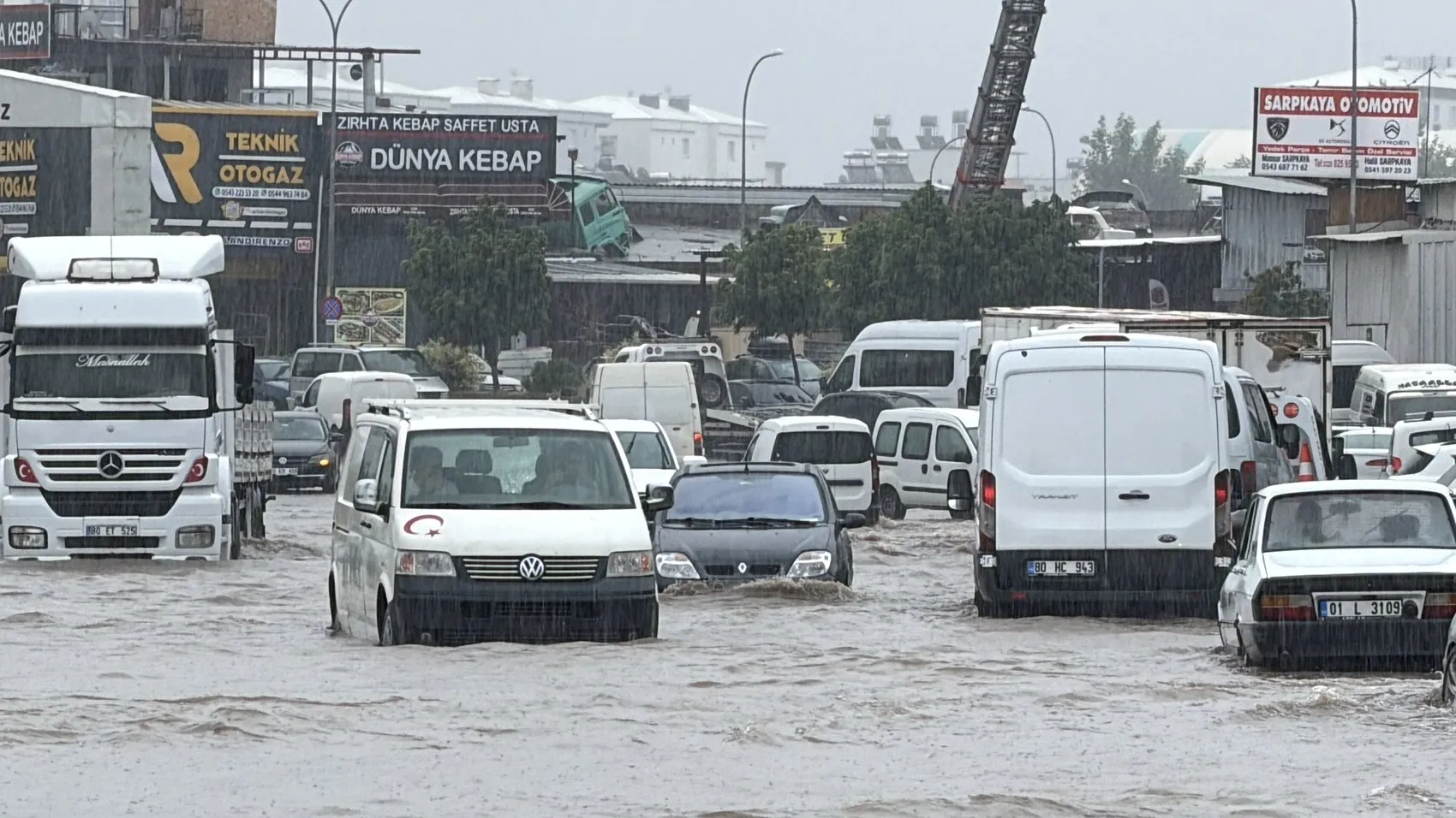 Osmaniye'de şiddetli sağanak hayatı felç etti