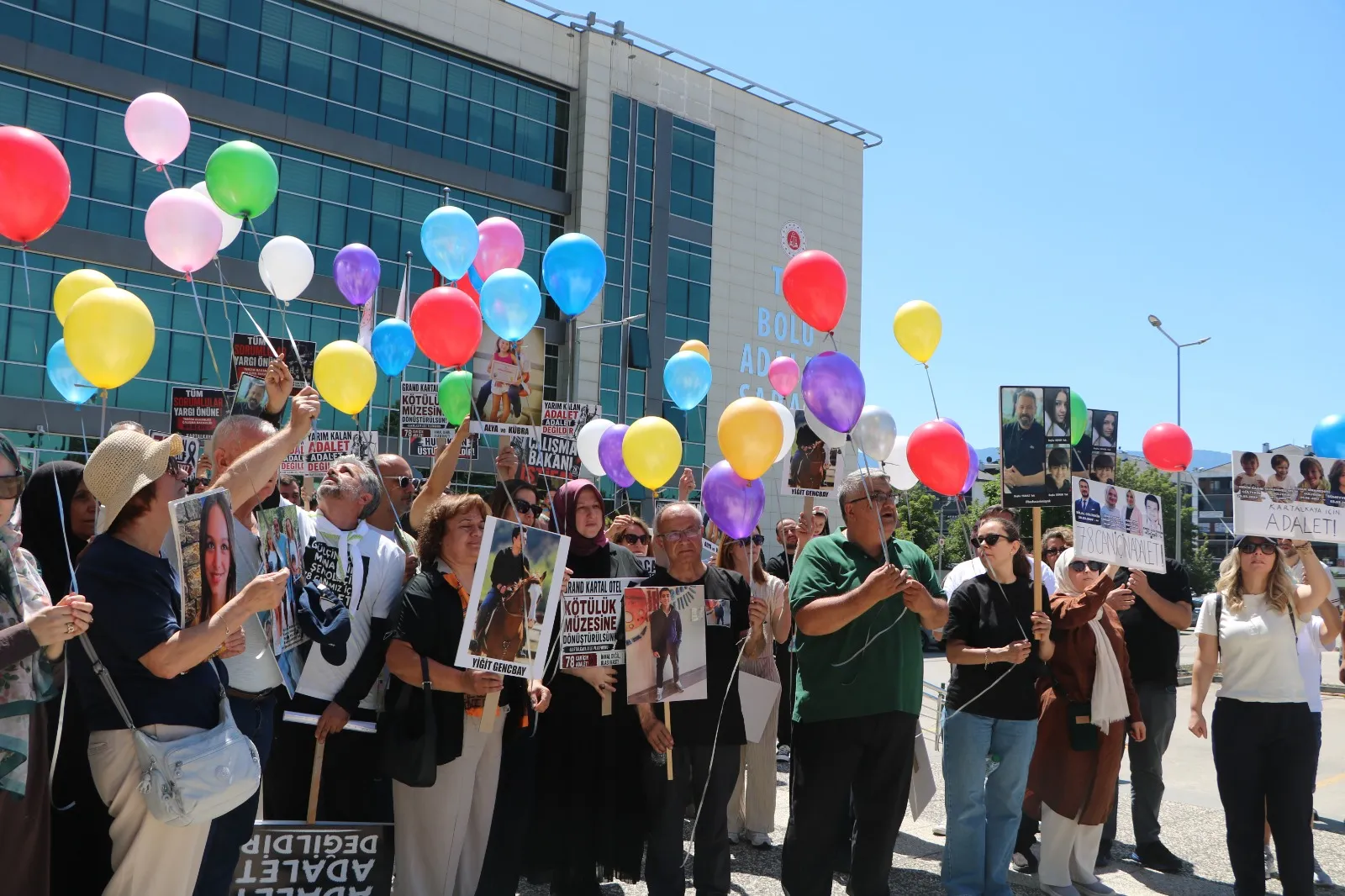 78 canın yasını tutan aileler adalet için Ankara yolunda