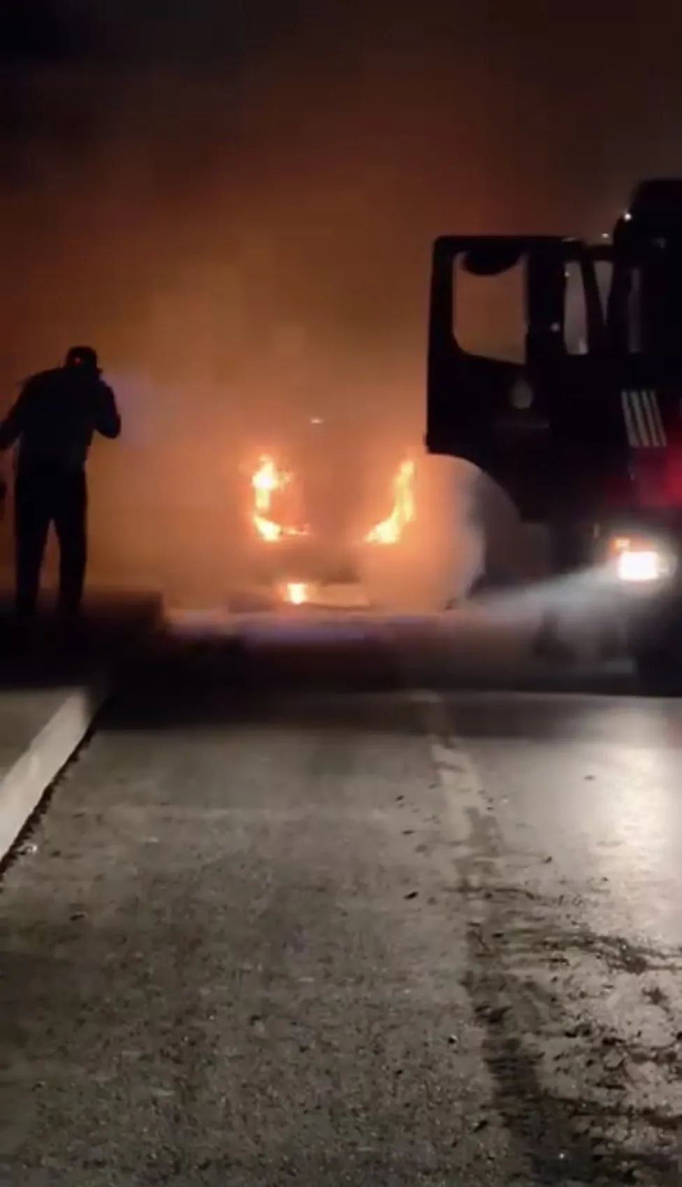 Kağıthane'de gece yarısı otomobil yangını