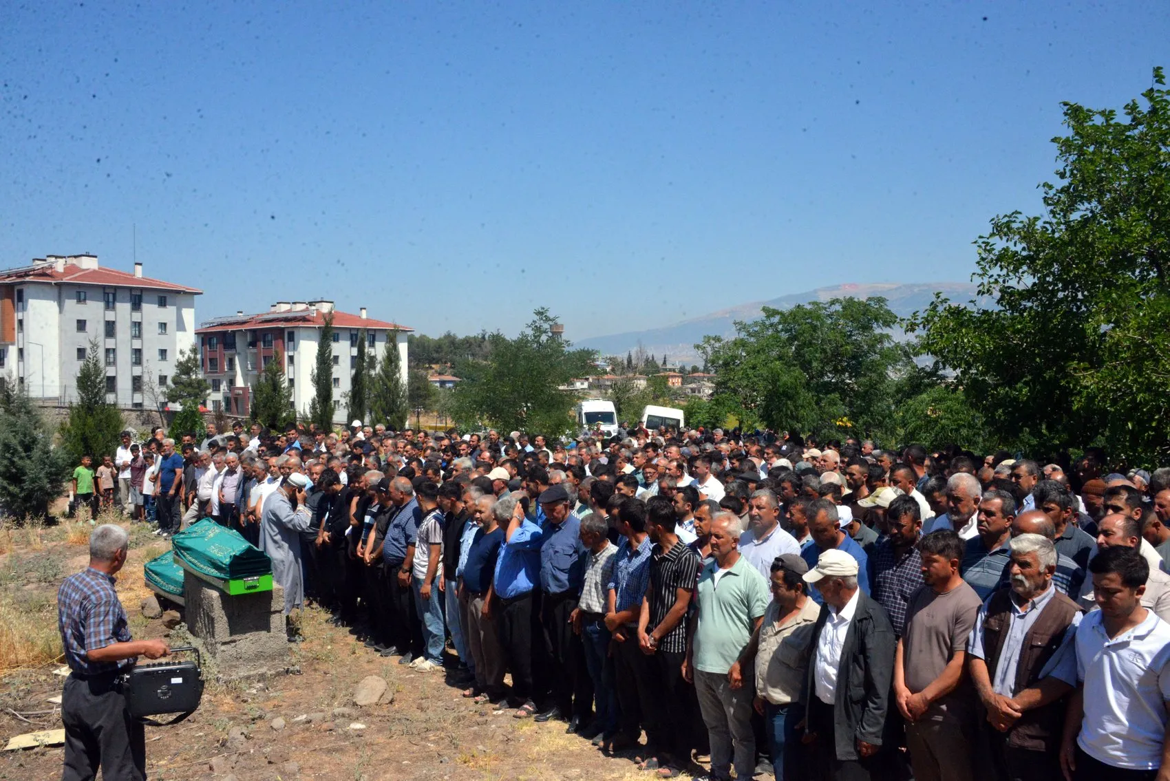 Adana'da kanala uçan araçta hayatını kaybeden anne ve oğlu defnedildi