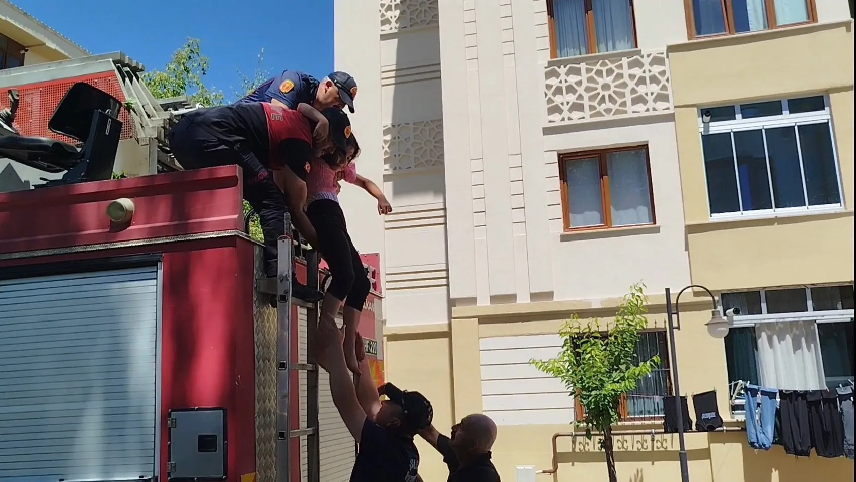Sivas'ta ağaçta mahsur kalan çocuk itfaiye yardımıyla kurtarıldı